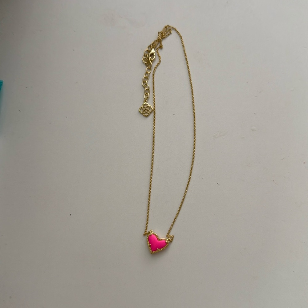 Kendra Scott Heart Gold Pendant Necklace in Neon Pink